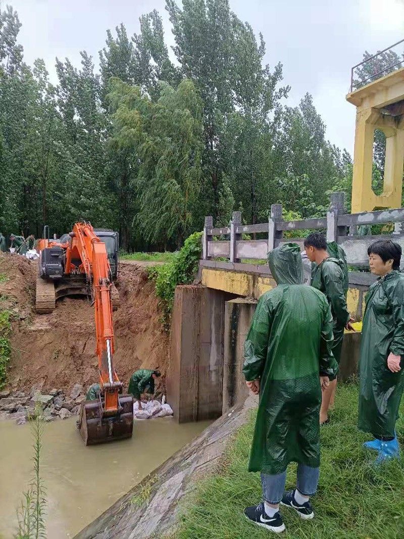 公司领导员工冒雨抢险救灾