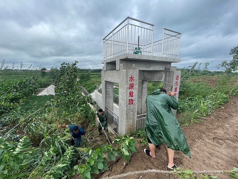 公司领导员工冒雨抢险救灾