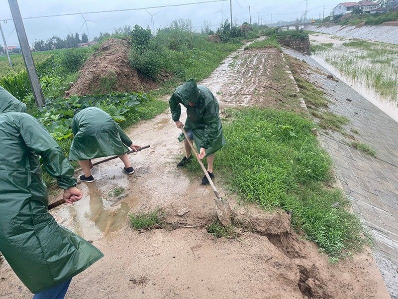 公司领导员工冒雨抢险救灾
