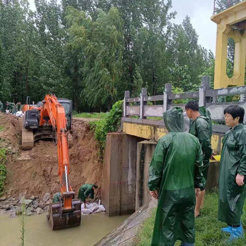 公司领导员工冒雨抢险救灾
