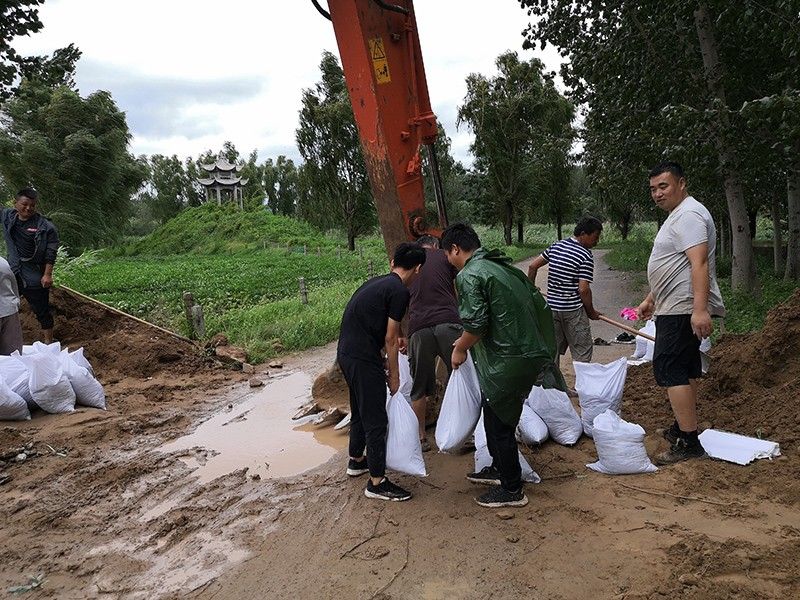 公司领导员工冒雨抢险救灾